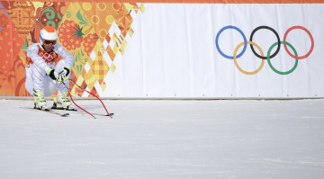 Картинка спорт лыжный+спорт лыжник логотип кольца борт спортсмен усталость лыжи снег зима сочи олимпиада