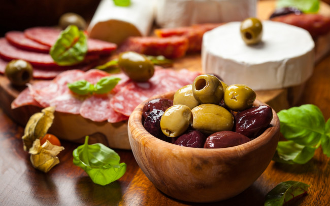 Обои картинки фото еда, разное, салями, листья, колбаса, сыр, оливки, маслины
