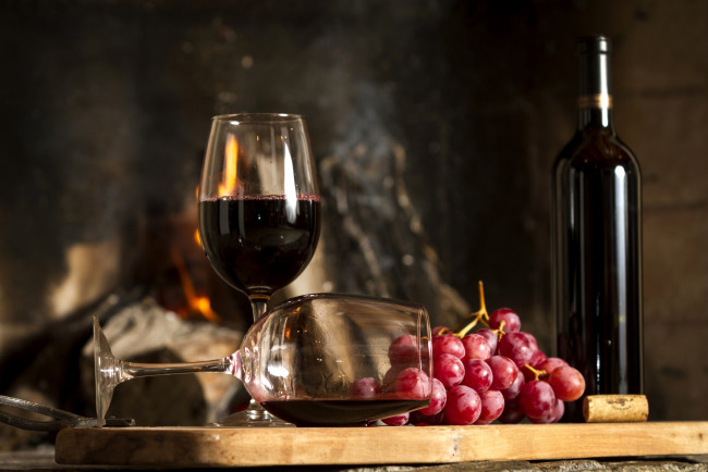 Обои картинки фото еда, напитки,  вино, бутылка, виноград, красное, вино, доска, бокалы