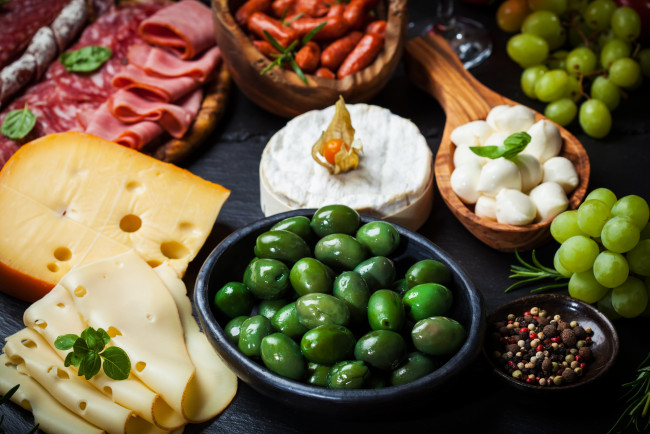 Обои картинки фото еда, разное, посуда, ветчина, балык, сыр, колбаса, перец, виноград, оливки
