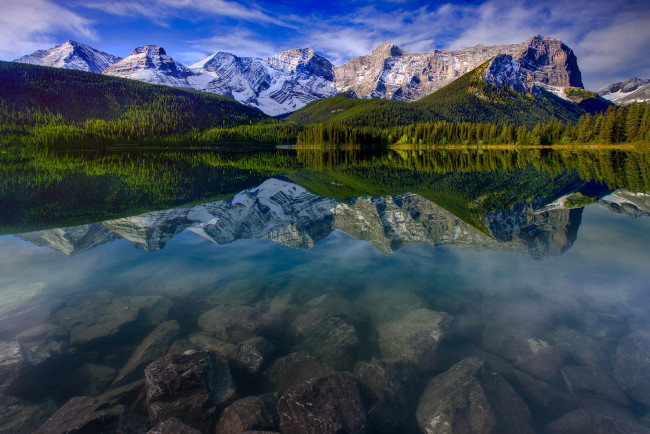 Обои картинки фото природа, реки, озера, камни, alberta, деревья, небо, отражение, лес, горы, снег, канада, canada, облака
