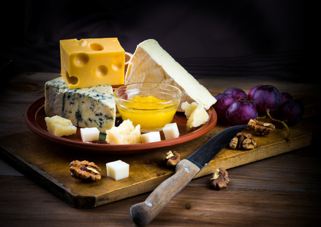 Обои картинки фото еда, сырные изделия, орехи, сыр, мёд, мед, ягоды, виноград, нож, доска