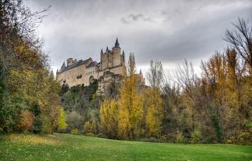Картинка города -+дворцы +замки +крепости осень деревья испания алькасар трава скала сеговия пейзаж дворец крепость