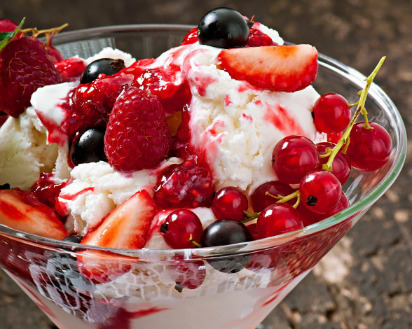 Обои картинки фото еда, мороженое,  десерты, клубника, фрукты, малина, смородина