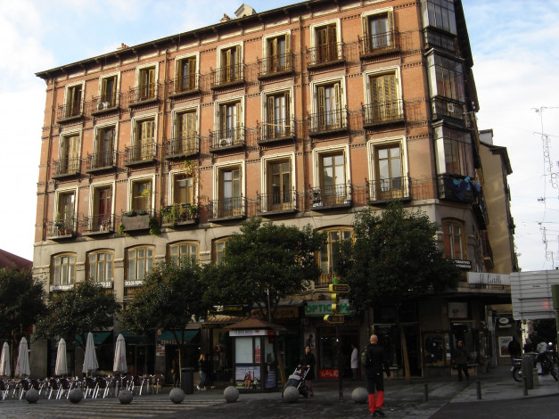 Обои картинки фото города, мадрид , испания, люди, дома, улица, столица, мадрид, город, шары, зонтики, кафе, здания