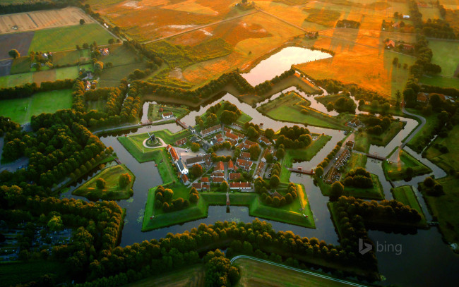 Обои картинки фото города, - панорамы, укрепление, вода, ров, звезда, музей, форт, нидерланды, bourtange, дома