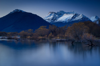 Картинка природа горы отражение деревья озеро ночь небо синий звезды