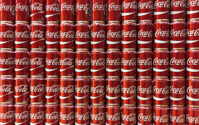 Обои картинки фото бренды, coca-cola, кока, -, кола, банки, цвет, фон