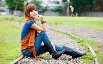 Картинка девушки -+азиатки девушка модель азиатка поза сапоги макияж флирт джинсы