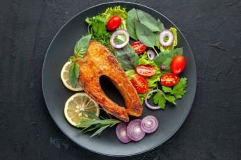 Картинка еда рыбные+блюда +с+морепродуктами лимон форель лук помидоры базилик
