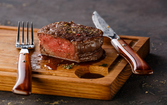 Обои картинки фото еда, мясные блюда, вилка, нож, сочный, стейк, мясо, говядина