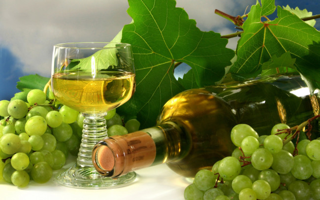 Обои картинки фото еда, напитки, вино, бутылка, бокал, листья, виноград
