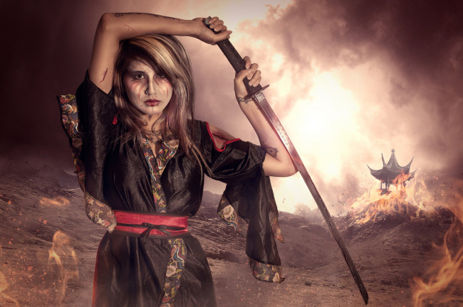 Обои картинки фото Jessica Lynn Chiang, девушки, катана, меч, огонь, беседка