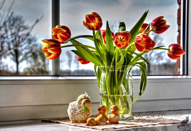Обои картинки фото цветы, тюльпаны, ваза, окно, фигурки, игрушки