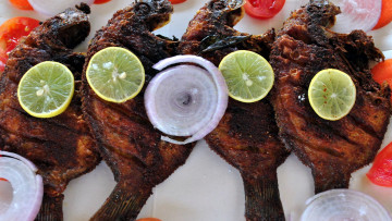 Картинка еда рыбные+блюда +с+морепродуктами лук лимон рыба жареная