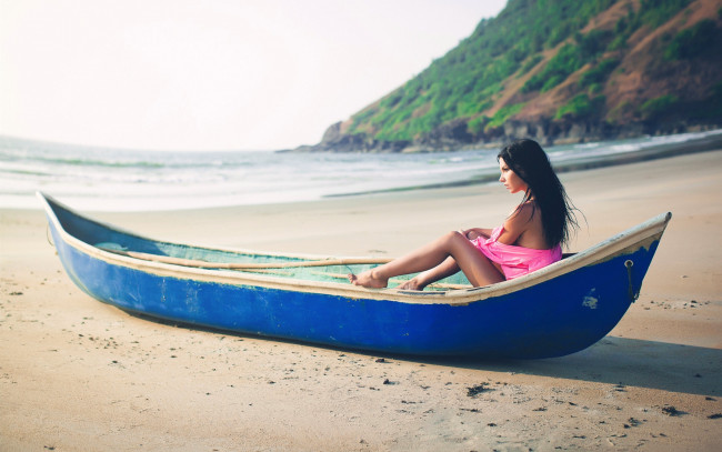 Обои картинки фото девушки, -unsort , брюнетки,  шатенки, склон, песок, море, берег, лодка, брюнетка