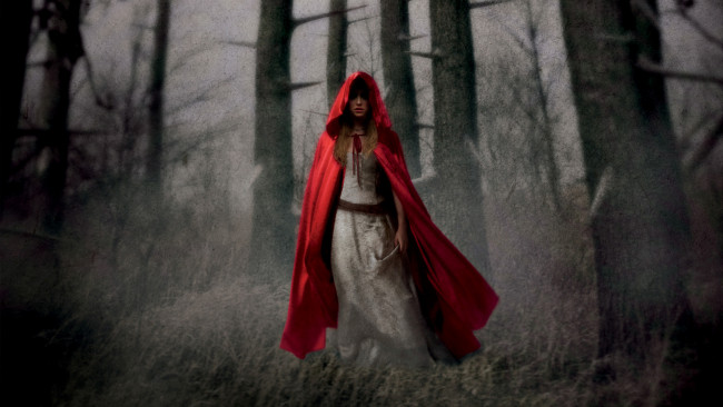 Обои картинки фото фэнтези, фотоарт, красная, шапочка, лес, туман, балахон, девушка