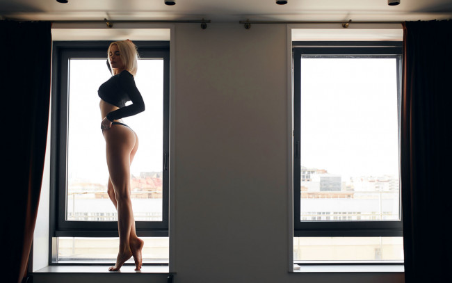 Обои картинки фото девушки, - блондинки,  светловолосые, блондинка, топ, трусики, окно
