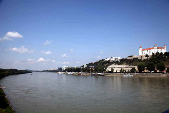 Обои картинки фото города, братислава , словакия, река, замок