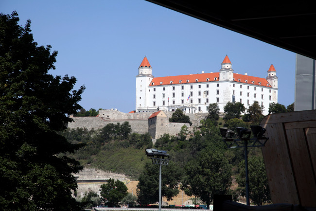 Обои картинки фото города, братислава , словакия, замок