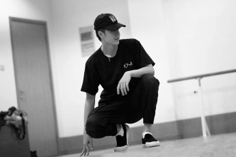 Картинка мужчины wang+yi+bo певец танцор кепка