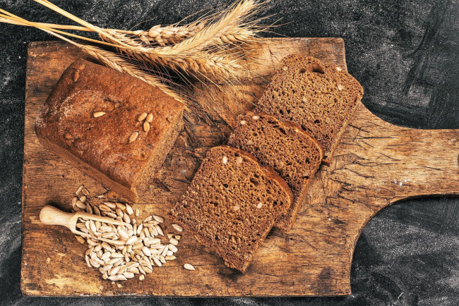 Обои картинки фото еда, хлеб,  выпечка, доска, семена, колосья