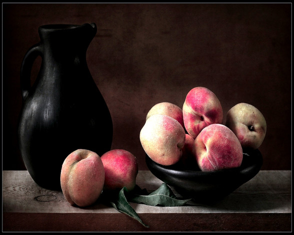 Обои картинки фото еда, персики, сливы, абрикосы, кувшин