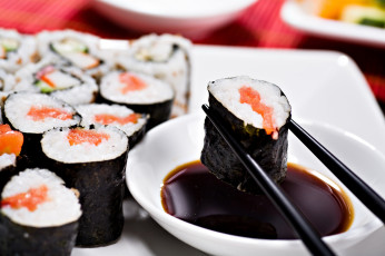 Картинка еда рыба морепродукты суши роллы соевый соус
