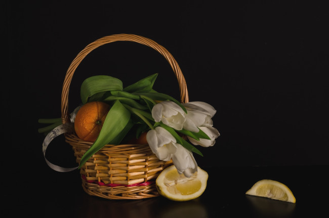 Обои картинки фото еда, цитрусы, лимон, апельсин, тюльпаны, корзина