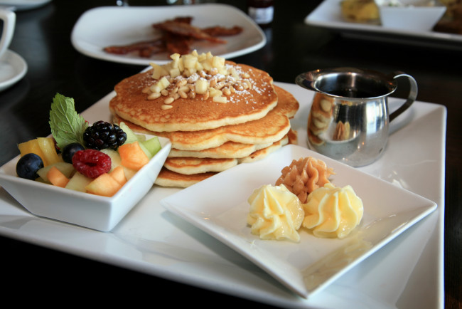 Обои картинки фото еда, блины, оладьи, завтрак, десерт, ягоды, крем, орехи