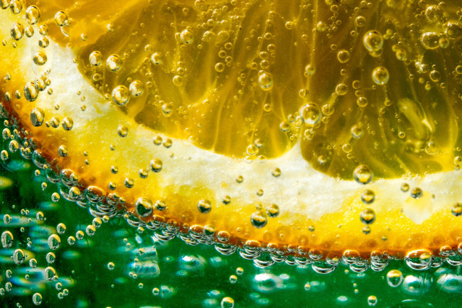 Обои картинки фото еда, цитрусы, долька, лимон, вода, пузырьки