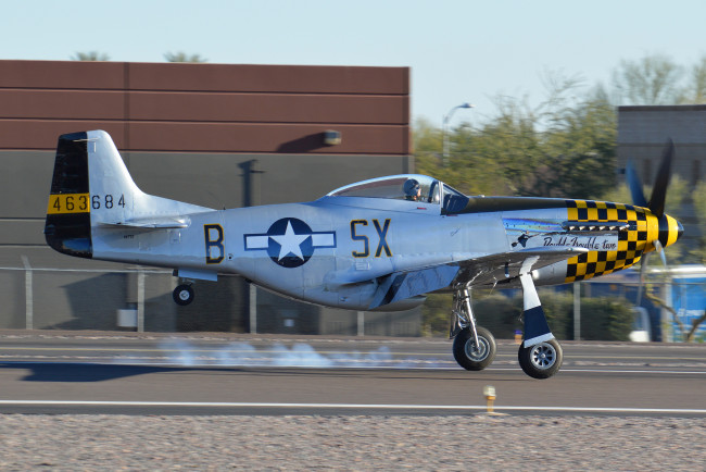 Обои картинки фото авиация, лёгкие и одномоторные самолёты, полоса, посадка, истребитель, north american p-51 mustang