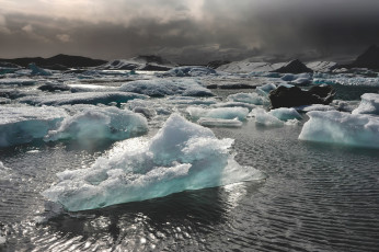 Картинка природа айсберги+и+ледники море горы лед серые облака солнечный свет