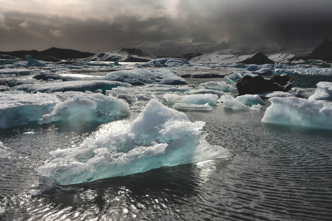 Обои картинки фото природа, айсберги и ледники, море, горы, лед, серые, облака, солнечный, свет