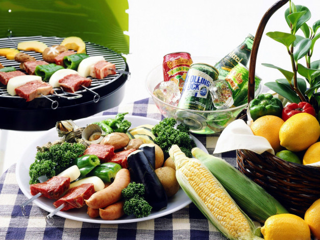 Обои картинки фото еда, шашлык,  барбекю, овощи, мясо, напитки, лимон, кукуруза