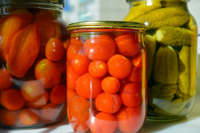 Обои картинки фото еда, консервация, помидоры, томаты, соленья, огурцы