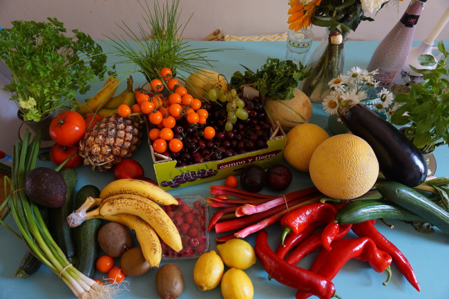 Обои картинки фото еда, фрукты и овощи вместе, ананас, малина, лимон, бананы, лук, хурмаеда, вишня