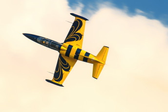 Картинка авиация другое самолет фигура пилотажа жетлый небо