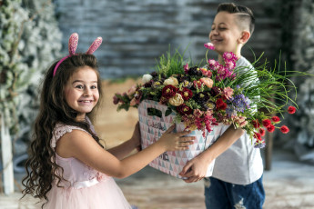 Картинка разное настроения мальчик девочка корзина букет цветы улыбки
