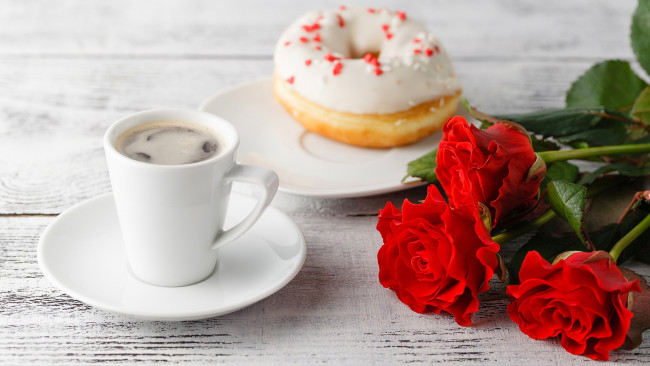 Обои картинки фото еда, кофе,  кофейные зёрна, розы, пончик