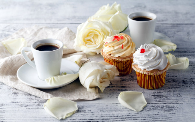 Обои картинки фото еда, кофе,  кофейные зёрна, розы, капкейки, кексы