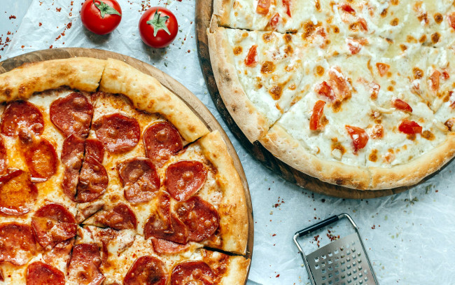 Обои картинки фото еда, пицца, салями, сыр, черри