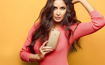 обоя девушки, katrina kaif, телефон