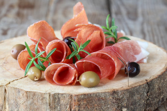 Картинка еда колбасные+изделия оливки ветчина розмарин