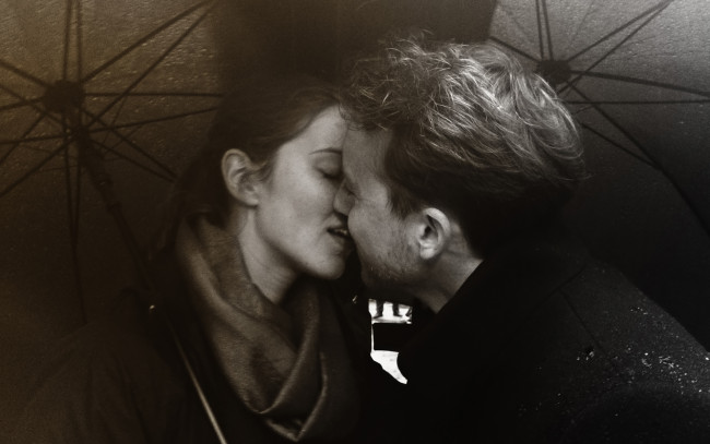 Обои картинки фото разное, мужчина женщина, зонт, поцелуй