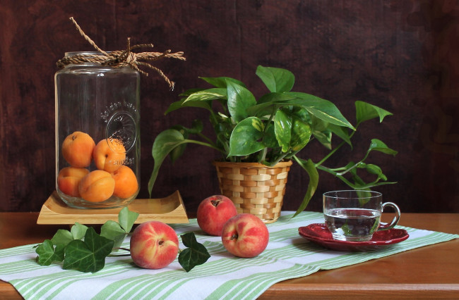 Обои картинки фото еда, персики, сливы, абрикосы, вазон, чашка