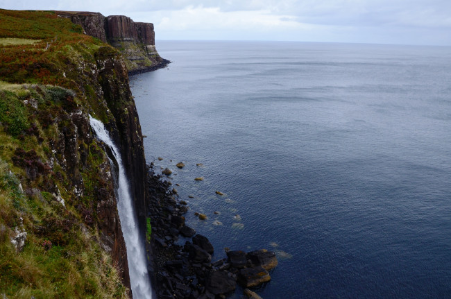 Обои картинки фото mealt, falls, isle, of, skye, scotland, природа, водопады, побережье, скала, шотландия, остров, скай, loch, kilt, rock, озеро