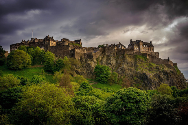 Обои картинки фото scotland, города, эдинбург, шотландия, вест-энд, великобритания, замок, пейзаж, деревья, зелень, вечер, тучи