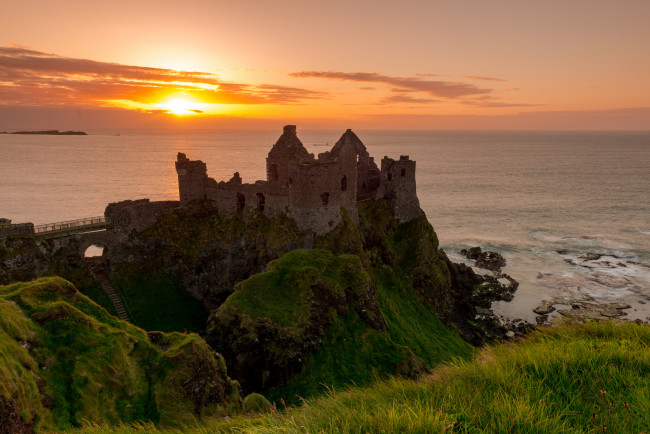 Обои картинки фото dunluce, castle, ireland, города, исторические, архитектурные, памятники, замок, данлюс, побережье, скала, закат, развалины, ирландское, море, ирландия