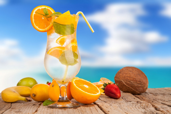 Обои картинки фото еда, напитки, коктейль, банан, клубника, кокос, лимоны, апельсины, cocktails, напиток, лето, бокал, апельсин, лед, трубочка, фрукты, цитрусы, лайм, лимон